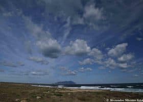 Vegetazione costiera presso Calazza, sull’isola di Favignana sullo sfondo l’isola di Marettimo